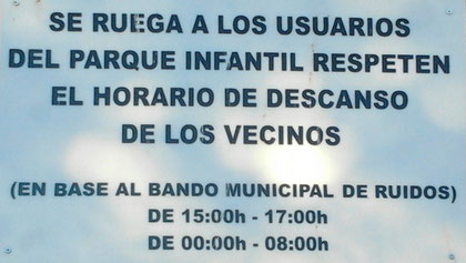 Este cartel se puede ver colocado en uno de los parques infantiles del barrio