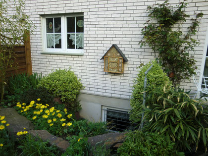 mittelgroßes Insektenhotel in Bergisch Gladbach - Hand / Ausrichtung nach Süd-Ost