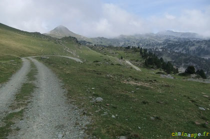 La Pierre Saint Martin vue du plateau de Lèche, le Pays du brouillard et du  calcaire