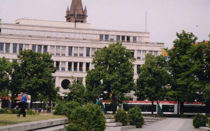 Auch touristische Sehenswürdigkeiten werden durch die Straßenbahn erschlossen: Am Platz der Einheit, im Zentrum Potsdams, wendet ein Combino-Fahrzeug.