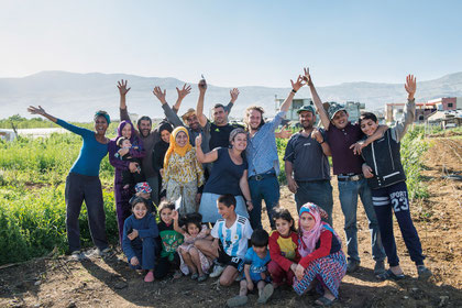 Mitglieder der Gruppe "Juzurna Buzurna" im Libanon. Dieser Schulbetrieb liefert Saatgut für die zivilen Opfer des Bürgerkriegs im Syrienkrieg. Der Saatgut-Freundes-Kreis unterstützt diese Initiative