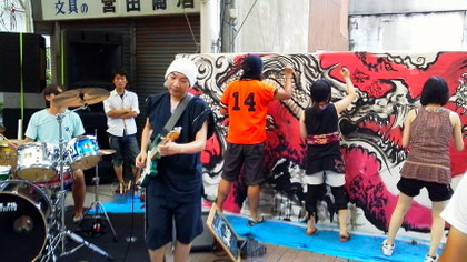 お寺の前でライブペインティング(?)みたいなこともしてました。