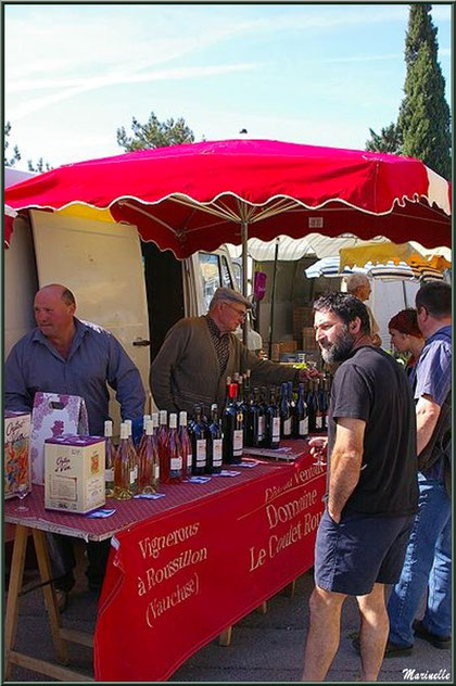 Marché de Provence un vendredi matin à Lourmarin, Lubéron (84), étal viticulteur