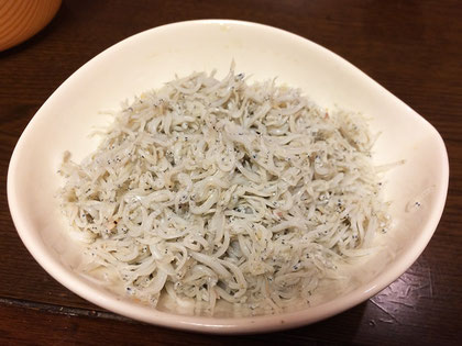 新鮮な釜あげしらすは、やはりうまい。二人で一気に食べてしまった