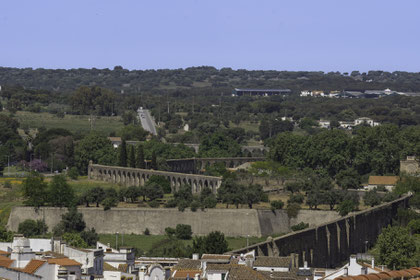 Bild: Blick auf das Aqueduto da Água de Prata in Évora 