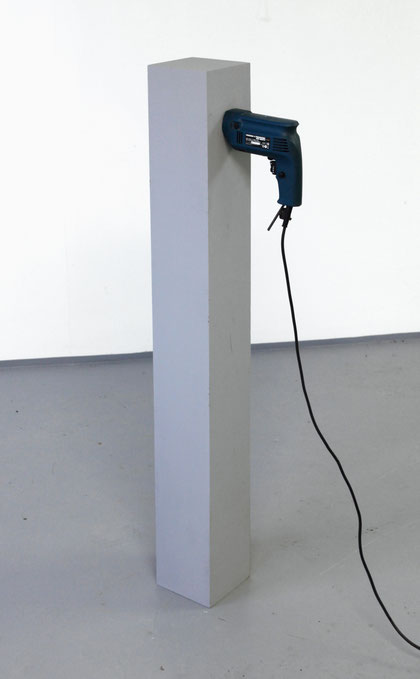 Sans titre, 2005. Perceuse, bois, plâtre, peinture acrylique. 121 x 15 x 31 cm. © Martin Aullas