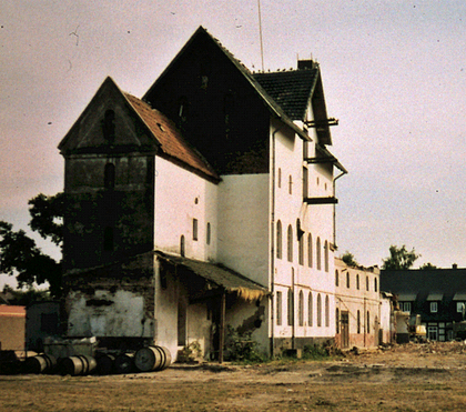 denkmalgeschützte Gebäude einschließlich Gesindehaus mit Wacholderbrennerei nach Abriss der Nebengebäude im Juli 1996