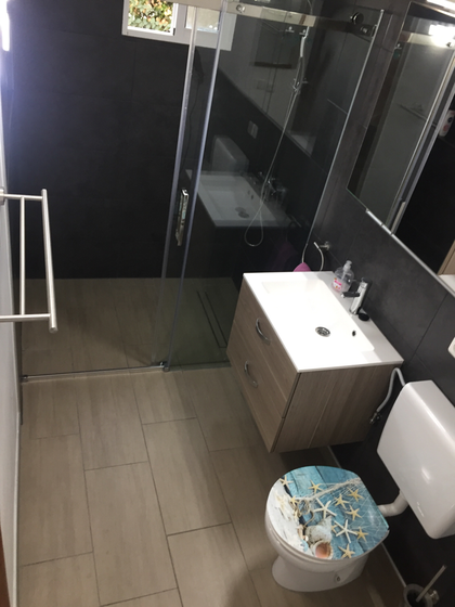 Das angrenzende Badezimmer