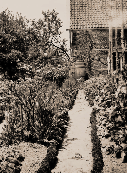 Historisches Foto des Künstlergartens der Künstlerkolonie zum „ Schwarzen Haus“ zu Solingen,  beim alten Pumpenhaus des Bleibergwerkes, ca. 1946