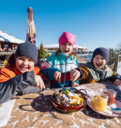 Stärkung nach dem Wintersport: frische, regionale Speisen für junge Skifahrer:innen.
