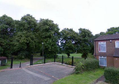 Hawkesley moated site viewed from Hawkesley End. Click the image to go to Google Maps.