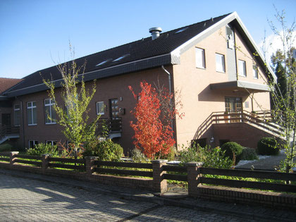 Die Kirche der Evangelischen Freien Gemeinde in Westhagen strahlt in der herbstlichen Sonne