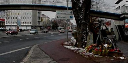 På den stærkt trafikerede vej Weender Strasse i nærheden af universitetet døde Conny Wessmann. 