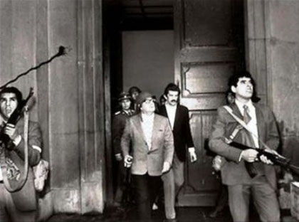 Chiles præsident Salvador Allende foran præsidentpaladset "La Moneda" ved starten af militærkuppet
