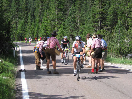 Cheerleaders on the Sellapass.