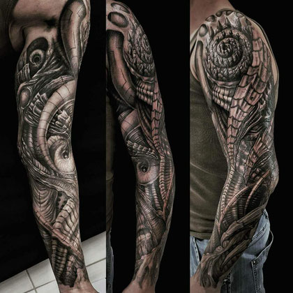 Biomechanik Bioorganik Alien Guy Aitchison Josh Vangore Hamburg Sleeve Ärmle Tätowierung Tattoo Alien Mechanik Hautaufriss Tentakel 