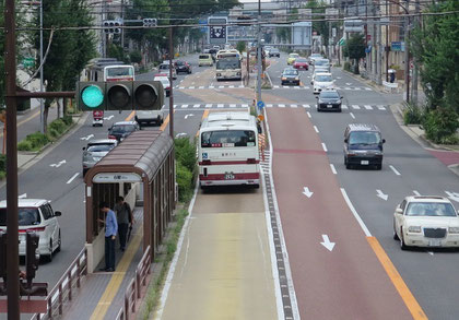 名古屋市の中央バスレーンの例。都心部ではバス専用、この付近（白壁地区）ではバス優先。