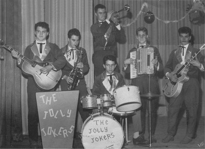 1959: v.l.n.r. Daan Smit 14 jaar, gebroeders Korver (sax en trompet), Pa Frissen 13 jaar. Piet ???, Herman Kölker 14 jaar, 