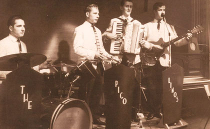 1959: van links naar rechts: Piet Nijsten (drums), Joop de Haan (trompet) Janek Bowkofski (accordeon) , ??? ( gitaar)