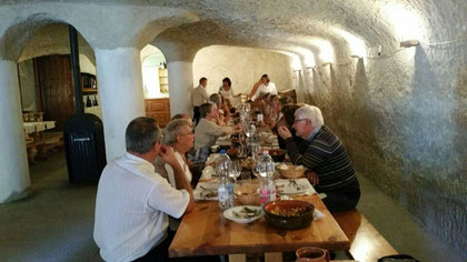 Repas dans une cave à Eger.