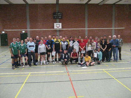 Gut 50 Volleyballerinnen und Volleyballer waren  beim Oldie-Turnier  dabei