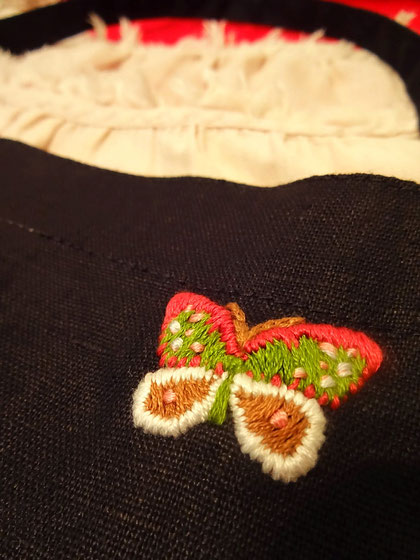 屋号「rose garden butterfly」の看板として、はじめての主催イベントでまとうエプロンに刺繍した・・・月夜に舞う『ヒメヤママユ』。黄緑がかった糸をはく、野生の蚕です。実際に飯綱高原ではわたしの住む山小屋の灯りに惹かれて何匹も来訪。小動物かと思うほど肉厚で大人の手のひらほどの大きさ、模様のデザインの美しさに(実際にはピンクは入っていませんが)すっかり心を奪われてしまいました。以来、わたしの永遠の「成虫像」になっています。