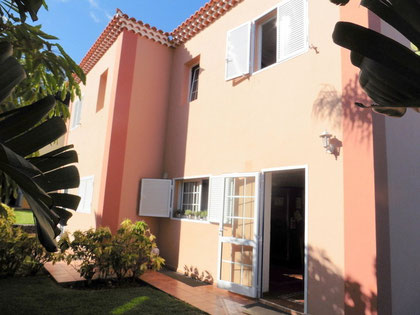 Seitenansicht von dem Zweifamilienhaus vom Garten aus.