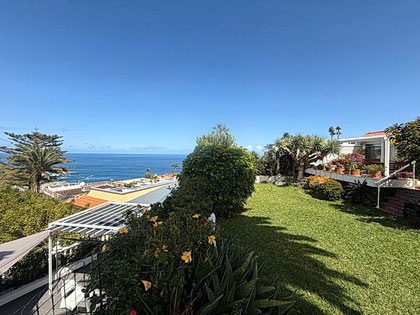 Blick aus dem Garten bis zum Horizont.