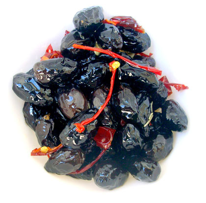 Griechische Amfissa oliven in olivenöl mit chili