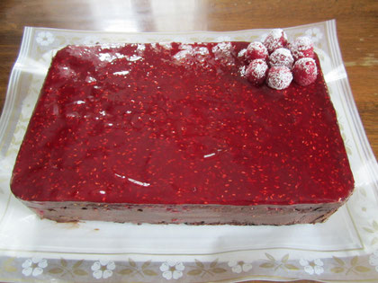 Tarta de mousse de chocolate con mermelada de frambuesas