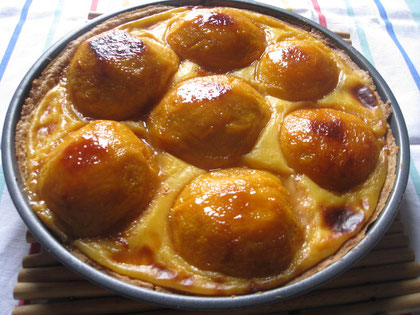 Tarta de melocotón: pasta quebrada, crema pastelera y melocotones frescos caramelizados