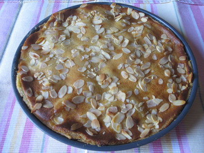 Tarta de pera y almendras:pasta quebrada, peras con crema de almendras y cobertura de almendras fileteadas