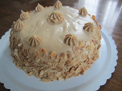 Tarta de moka: bizcocho emborradado con ron y mousse de mantequilla de moka