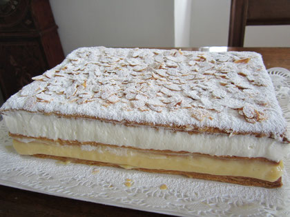 Tarta de hojaldre: hojaldre con relleno de nata y crema pastelera y cobertura de almendras fileteadas tostadas