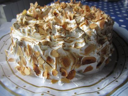 Tarta nevada: bizcocho, crema pastelera y merengue italiano con almendras tostadas