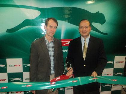 Directivos de Puma Energy durante la presentación a los medios de comunicación de la novedosa oficina Leed. Izquierda Tim Johnston y Juan Ángel Díaz