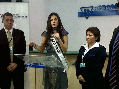 Ximena Navarrete, Miss Universo 2010, junto a la licenciada María Julia Alcántara, durante su visita a las Clínicas y Hospital de APROFAM, donde se practicó la prueba del VIH/SIDA
