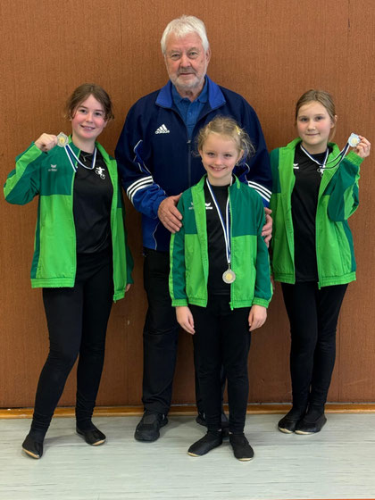 v.l. Fabienne Lenze, Trainer Gerd Gries, Amelie Seidlitz und Emilia Barthel