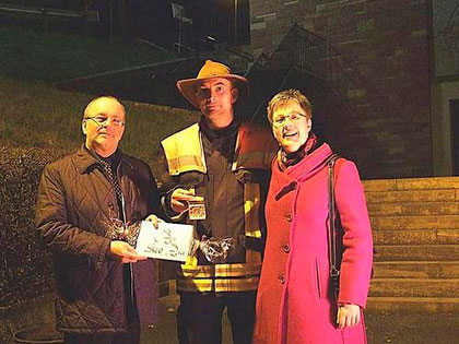 Der »Osterfeuer-Meister« Sven Alig (mitte) mit Pastoralreferentin Marion Lamster und Kirchenpfleger Stephan Wissel nach der Osternachtsfeier am Feuer. Foto: privat