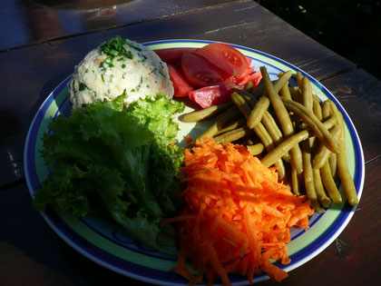 Hausgemachte Knödel mit Salat.