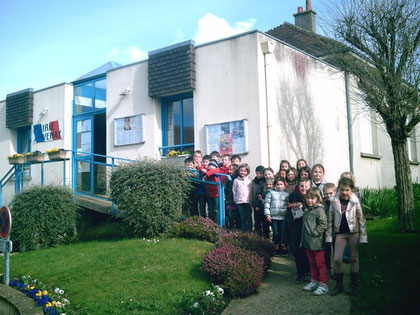 Le groupe d'enfants devant la mairie -visite du bureau de vote