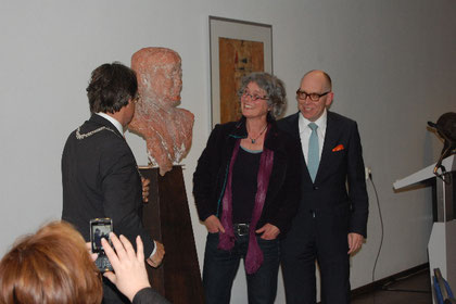 Burgemeester Jos Som, Maria Stams, de maker van de buste en wethouder Peter Thomas tijdens de onthulling