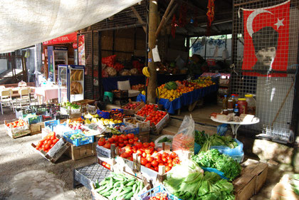 Marché de légumes et image de Atatürk