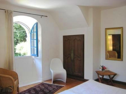 Großes Schlafzimmer mit bretonischem Einbauschrank und Panton-Stuhl.
