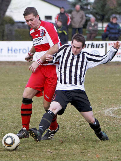 SV Calau Spieler Johannes Linner (r.) erobert sich gegen Maik Druschke (l.) den Ball. (Foto: lr-online)
