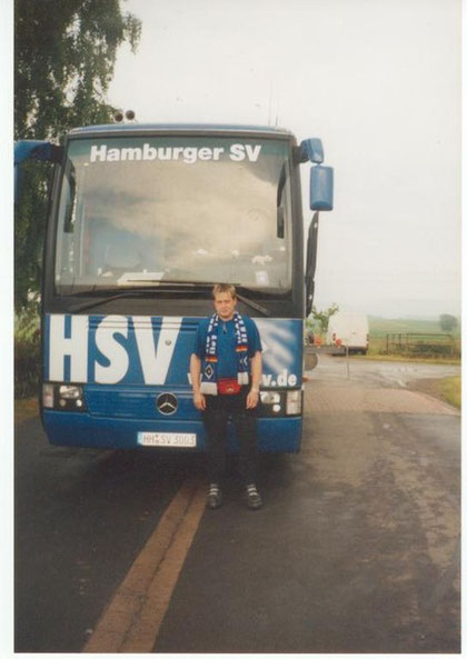 Ich vor dem HSV-Bus