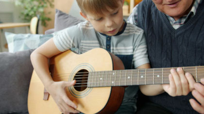 Kind nimmt Gitarrenunterricht in München