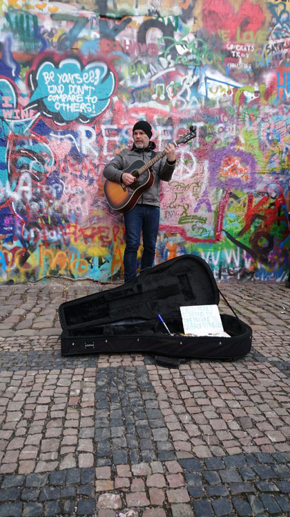 (c) Reisebüro Wahl GmbH Wurzen - Straßenmusiker an der "John Lennon Wall"