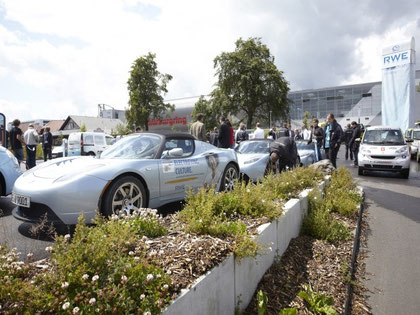 Elektroautos auf dem Nürburgring beim Elektroauto Corso auf der Nordschleife