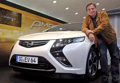 Opel Ampera mit Schauspieler Elmar Wepper